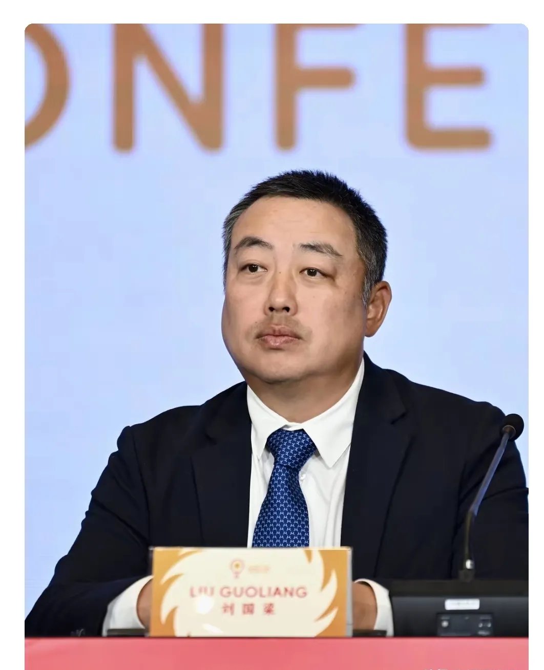 包含突尼斯田径选手奋勇前行，展现坚强意志的词条